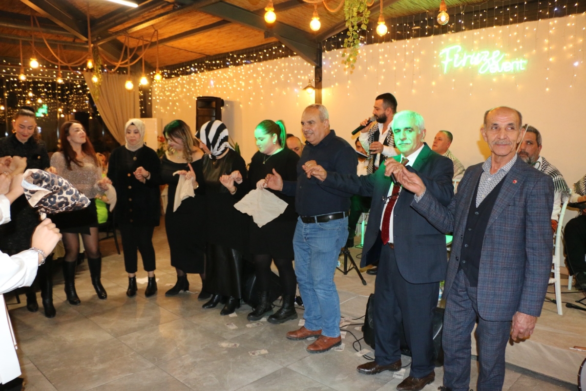 Gaziantepliler Dernek Başkanı Mehmet Durak’tan Efsane Urfa Sıra Gecesi Programı Gaziantepli Murat Çelik katılarak Sildim Şarkısı, halaylar eşliğinde muhteşem konser havasında geçti