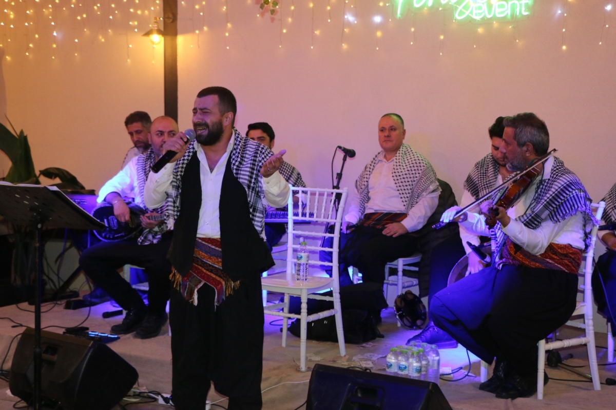 Gaziantepliler Dernek Başkanı Mehmet Durak’tan Efsane Urfa Sıra Gecesi Programı Gaziantepli Murat Çelik katılarak Sildim Şarkısı, halaylar eşliğinde muhteşem konser havasında geçti