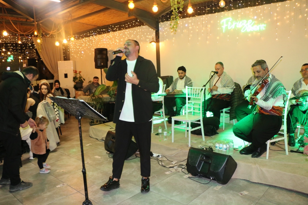 Gaziantepliler Dernek Başkanı Mehmet Durak’tan Efsane Urfa Sıra Gecesi Programı Gaziantepli Murat Çelik katılarak Sildim Şarkısı, halaylar eşliğinde muhteşem konser havasında geçti