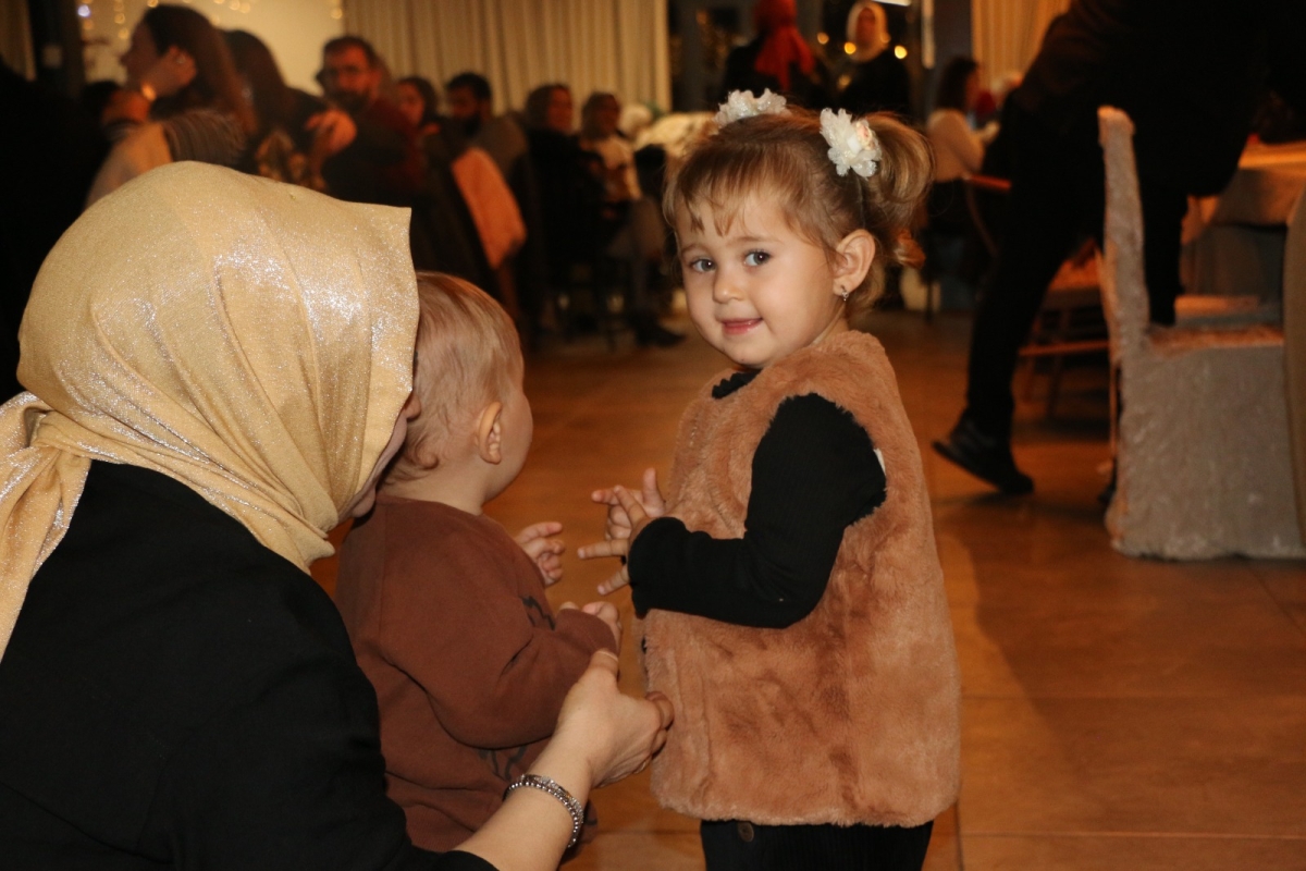 Gaziantepliler Dernek Başkanı Mehmet Durak’tan Efsane Urfa Sıra Gecesi Programı Gaziantepli Murat Çelik katılarak Sildim Şarkısı, halaylar eşliğinde muhteşem konser havasında geçti