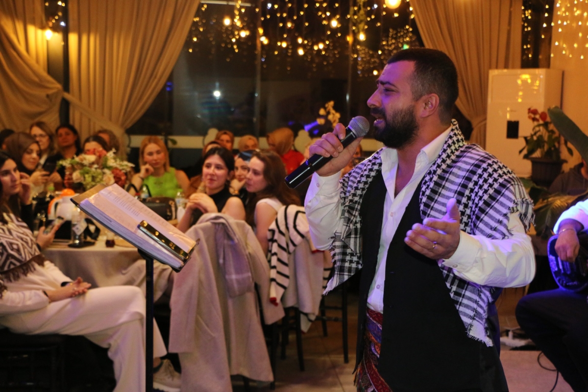Gaziantepliler Dernek Başkanı Mehmet Durak’tan Efsane Urfa Sıra Gecesi Programı Gaziantepli Murat Çelik katılarak Sildim Şarkısı, halaylar eşliğinde muhteşem konser havasında geçti