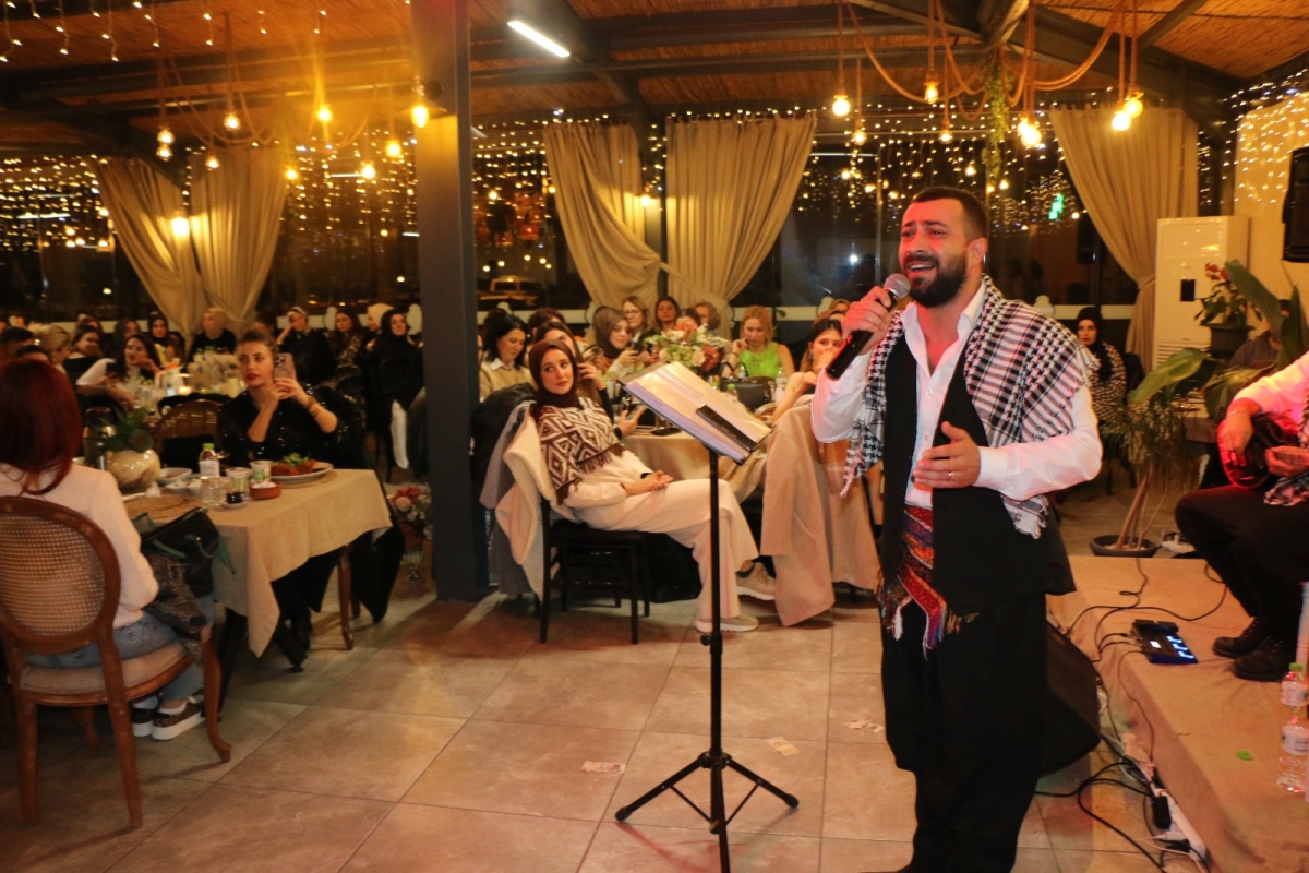Gaziantepliler Dernek Başkanı Mehmet Durak’tan Efsane Urfa Sıra Gecesi Programı Gaziantepli Murat Çelik katılarak Sildim Şarkısı, halaylar eşliğinde muhteşem konser havasında geçti
