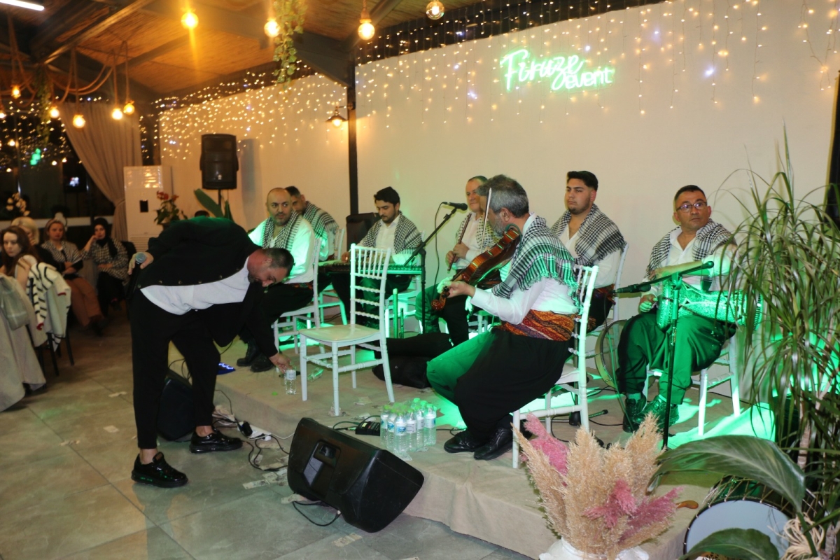 Gaziantepliler Dernek Başkanı Mehmet Durak’tan Efsane Urfa Sıra Gecesi Programı Gaziantepli Murat Çelik katılarak Sildim Şarkısı, halaylar eşliğinde muhteşem konser havasında geçti