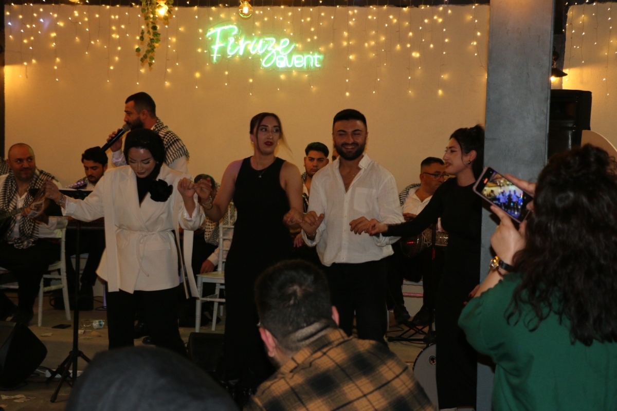 Gaziantepliler Dernek Başkanı Mehmet Durak’tan Efsane Urfa Sıra Gecesi Programı Gaziantepli Murat Çelik katılarak Sildim Şarkısı, halaylar eşliğinde muhteşem konser havasında geçti