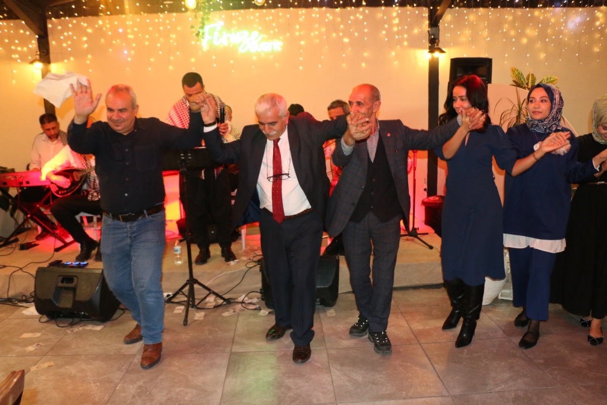 Gaziantepliler Dernek Başkanı Mehmet Durak’tan Efsane Urfa Sıra Gecesi Programı Gaziantepli Murat Çelik katılarak Sildim Şarkısı, halaylar eşliğinde muhteşem konser havasında geçti