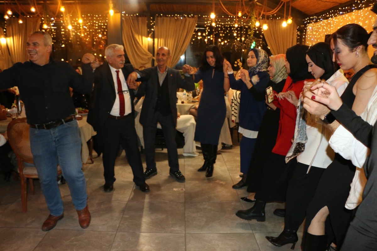 Gaziantepliler Dernek Başkanı Mehmet Durak’tan Efsane Urfa Sıra Gecesi Programı Gaziantepli Murat Çelik katılarak Sildim Şarkısı, halaylar eşliğinde muhteşem konser havasında geçti