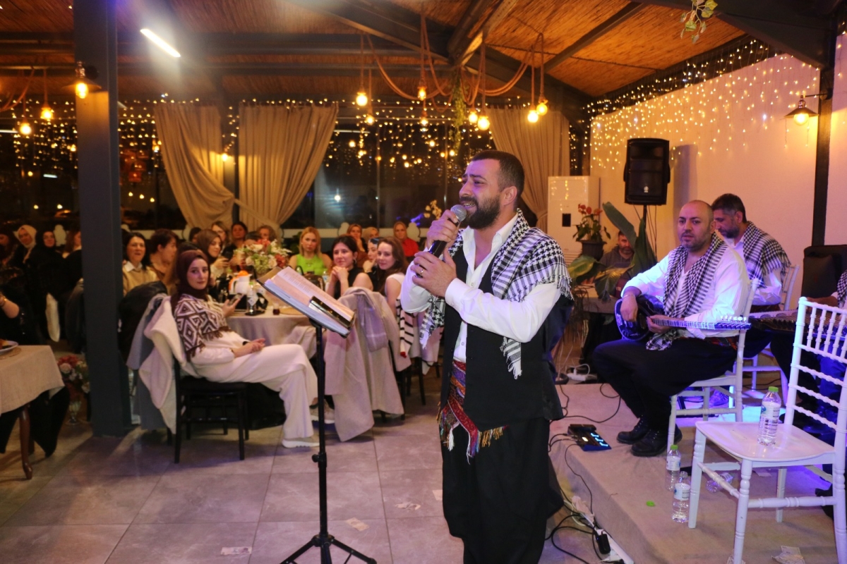 Gaziantepliler Dernek Başkanı Mehmet Durak’tan Efsane Urfa Sıra Gecesi Programı Gaziantepli Murat Çelik katılarak Sildim Şarkısı, halaylar eşliğinde muhteşem konser havasında geçti