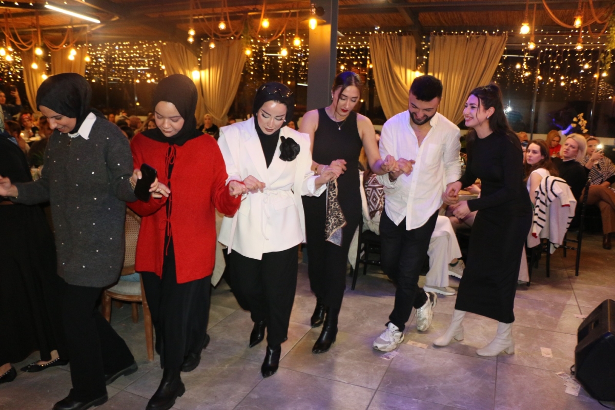 Gaziantepliler Dernek Başkanı Mehmet Durak’tan Efsane Urfa Sıra Gecesi Programı Gaziantepli Murat Çelik katılarak Sildim Şarkısı, halaylar eşliğinde muhteşem konser havasında geçti