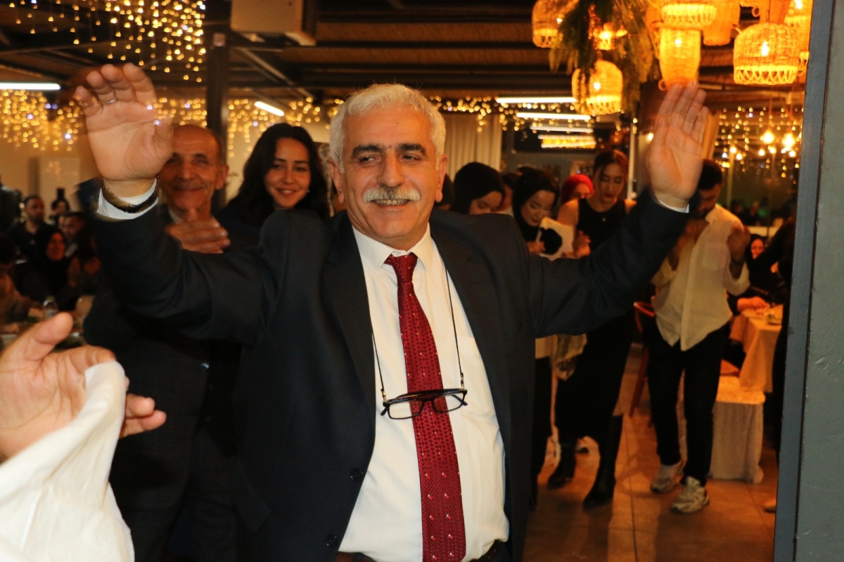 Gaziantepliler Dernek Başkanı Mehmet Durak’tan Efsane Urfa Sıra Gecesi Programı Gaziantepli Murat Çelik katılarak Sildim Şarkısı, halaylar eşliğinde muhteşem konser havasında geçti