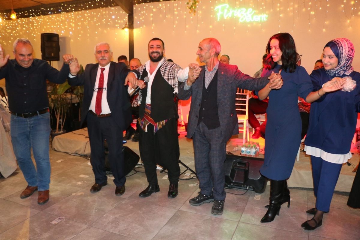 Gaziantepliler Dernek Başkanı Mehmet Durak’tan Efsane Urfa Sıra Gecesi Programı Gaziantepli Murat Çelik katılarak Sildim Şarkısı, halaylar eşliğinde muhteşem konser havasında geçti