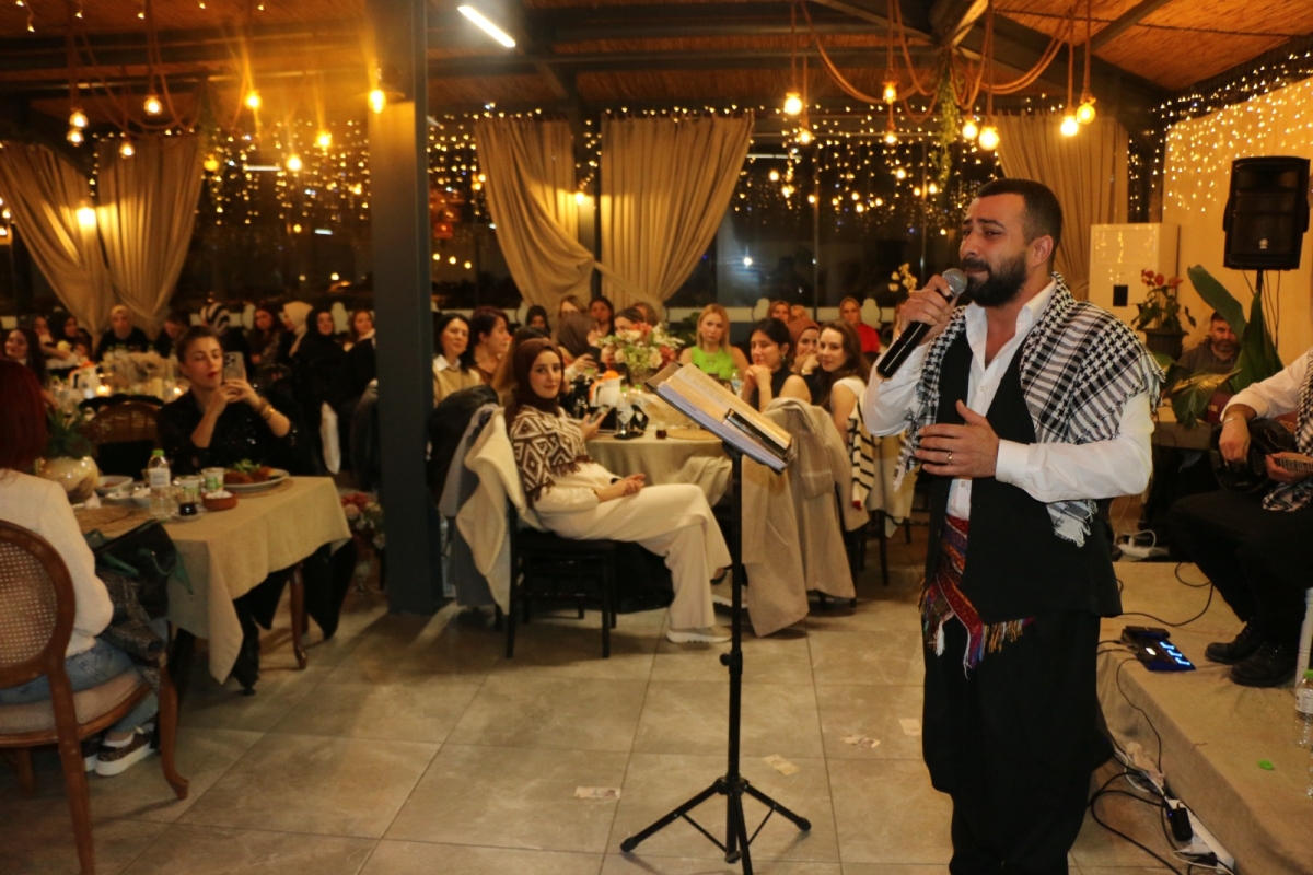 Gaziantepliler Dernek Başkanı Mehmet Durak’tan Efsane Urfa Sıra Gecesi Programı Gaziantepli Murat Çelik katılarak Sildim Şarkısı, halaylar eşliğinde muhteşem konser havasında geçti