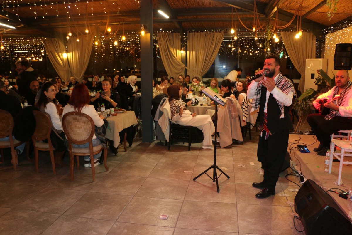 Gaziantepliler Dernek Başkanı Mehmet Durak’tan Efsane Urfa Sıra Gecesi Programı Gaziantepli Murat Çelik katılarak Sildim Şarkısı, halaylar eşliğinde muhteşem konser havasında geçti