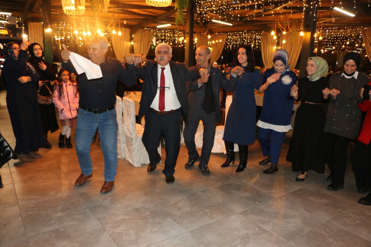 Gaziantepliler Dernek Başkanı Mehmet Durak’tan Efsane Urfa Sıra Gecesi Programı Gaziantepli Murat Çelik katılarak Sildim Şarkısı, halaylar eşliğinde muhteşem konser havasında geçti
