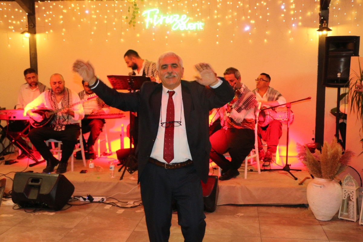Gaziantepliler Dernek Başkanı Mehmet Durak’tan Efsane Urfa Sıra Gecesi Programı Gaziantepli Murat Çelik katılarak Sildim Şarkısı, halaylar eşliğinde muhteşem konser havasında geçti
