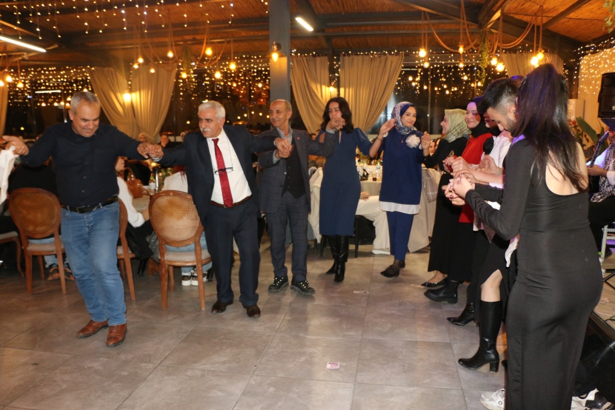 Gaziantepliler Dernek Başkanı Mehmet Durak’tan Efsane Urfa Sıra Gecesi Programı Gaziantepli Murat Çelik katılarak Sildim Şarkısı, halaylar eşliğinde muhteşem konser havasında geçti