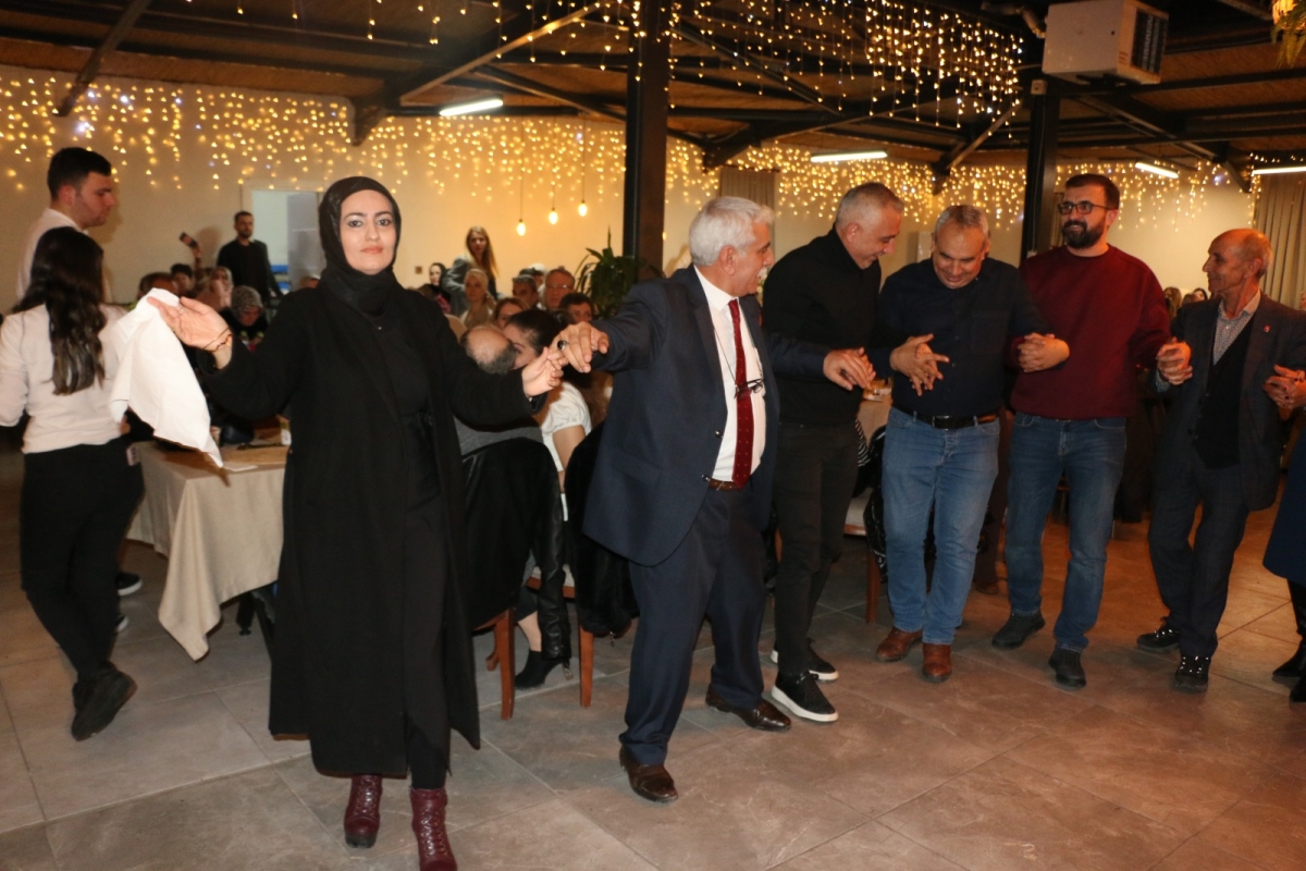 Gaziantepliler Dernek Başkanı Mehmet Durak’tan Efsane Urfa Sıra Gecesi Programı Gaziantepli Murat Çelik katılarak Sildim Şarkısı, halaylar eşliğinde muhteşem konser havasında geçti