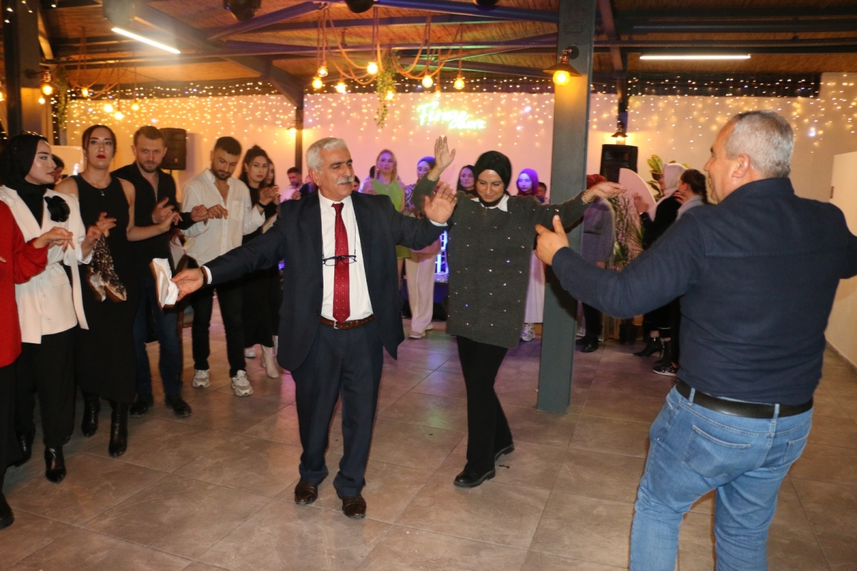 Gaziantepliler Dernek Başkanı Mehmet Durak’tan Efsane Urfa Sıra Gecesi Programı Gaziantepli Murat Çelik katılarak Sildim Şarkısı, halaylar eşliğinde muhteşem konser havasında geçti