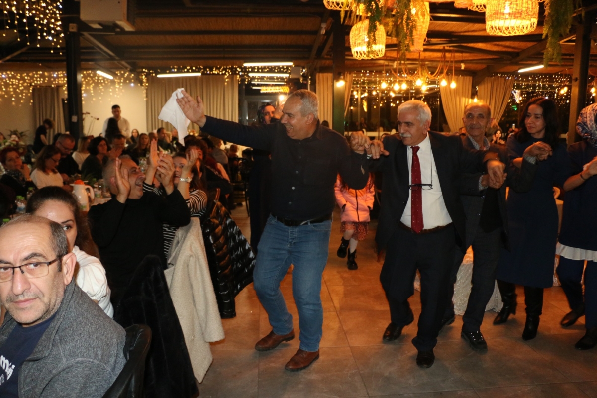 Gaziantepliler Dernek Başkanı Mehmet Durak’tan Efsane Urfa Sıra Gecesi Programı Gaziantepli Murat Çelik katılarak Sildim Şarkısı, halaylar eşliğinde muhteşem konser havasında geçti