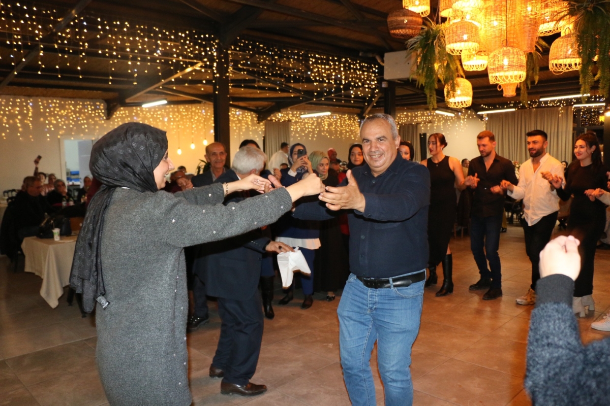 Gaziantepliler Dernek Başkanı Mehmet Durak’tan Efsane Urfa Sıra Gecesi Programı Gaziantepli Murat Çelik katılarak Sildim Şarkısı, halaylar eşliğinde muhteşem konser havasında geçti