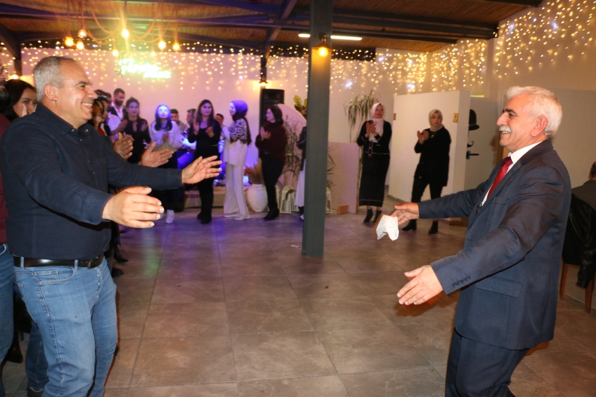 Gaziantepliler Dernek Başkanı Mehmet Durak’tan Efsane Urfa Sıra Gecesi Programı Gaziantepli Murat Çelik katılarak Sildim Şarkısı, halaylar eşliğinde muhteşem konser havasında geçti