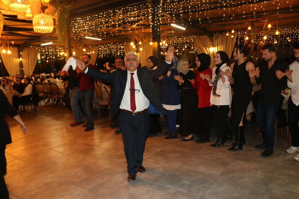 Gaziantepliler Dernek Başkanı Mehmet Durak’tan Efsane Urfa Sıra Gecesi Programı Gaziantepli Murat Çelik katılarak Sildim Şarkısı, halaylar eşliğinde muhteşem konser havasında geçti
