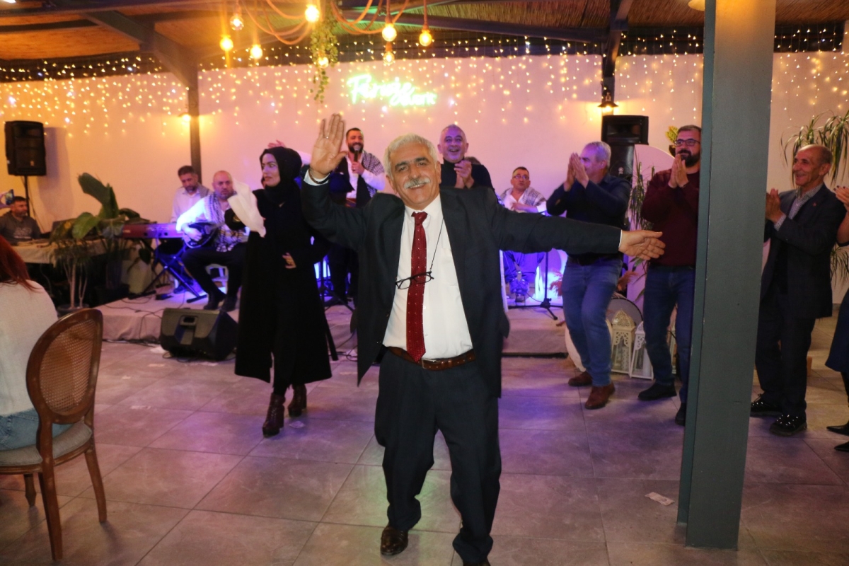 Gaziantepliler Dernek Başkanı Mehmet Durak’tan Efsane Urfa Sıra Gecesi Programı Gaziantepli Murat Çelik katılarak Sildim Şarkısı, halaylar eşliğinde muhteşem konser havasında geçti