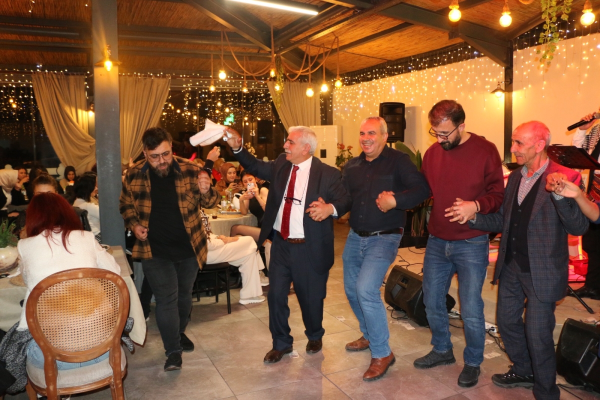 Gaziantepliler Dernek Başkanı Mehmet Durak’tan Efsane Urfa Sıra Gecesi Programı Gaziantepli Murat Çelik katılarak Sildim Şarkısı, halaylar eşliğinde muhteşem konser havasında geçti