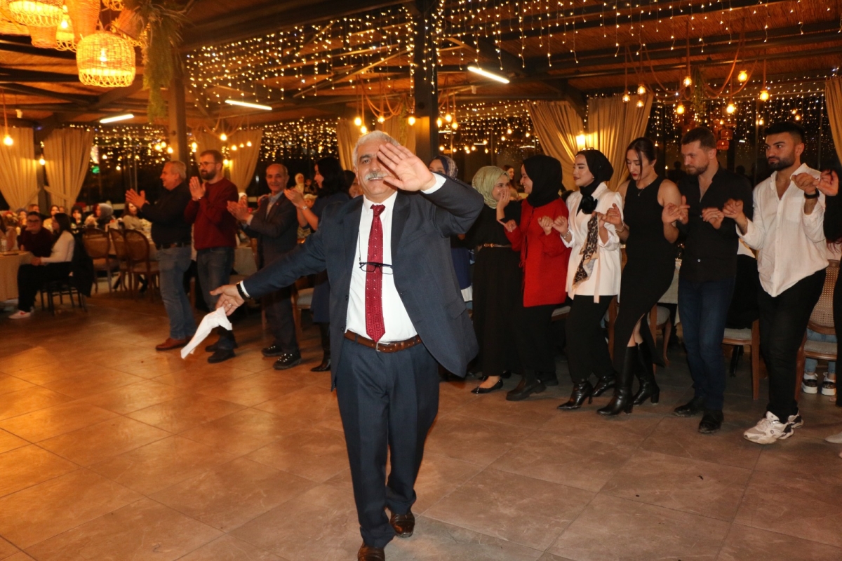 Gaziantepliler Dernek Başkanı Mehmet Durak’tan Efsane Urfa Sıra Gecesi Programı Gaziantepli Murat Çelik katılarak Sildim Şarkısı, halaylar eşliğinde muhteşem konser havasında geçti