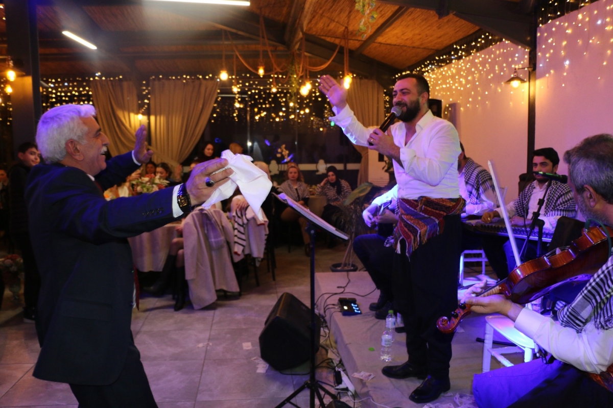 Gaziantepliler Dernek Başkanı Mehmet Durak’tan Efsane Urfa Sıra Gecesi Programı Gaziantepli Murat Çelik katılarak Sildim Şarkısı, halaylar eşliğinde muhteşem konser havasında geçti