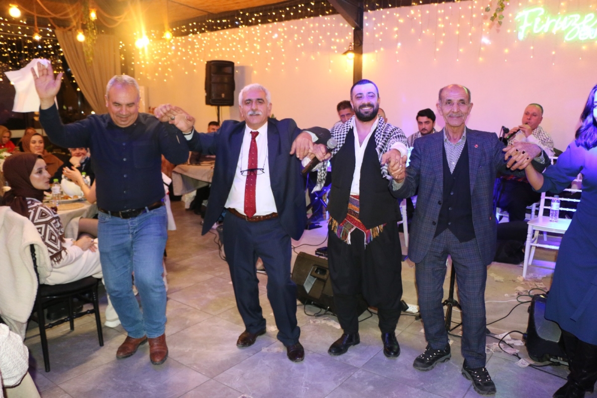 Gaziantepliler Dernek Başkanı Mehmet Durak’tan Efsane Urfa Sıra Gecesi Programı Gaziantepli Murat Çelik katılarak Sildim Şarkısı, halaylar eşliğinde muhteşem konser havasında geçti