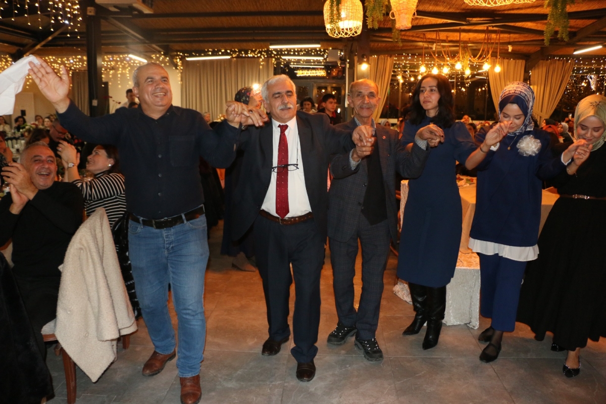 Gaziantepliler Dernek Başkanı Mehmet Durak’tan Efsane Urfa Sıra Gecesi Programı Gaziantepli Murat Çelik katılarak Sildim Şarkısı, halaylar eşliğinde muhteşem konser havasında geçti