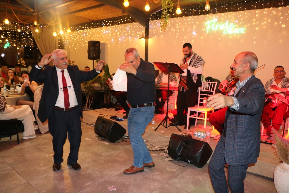 Gaziantepliler Dernek Başkanı Mehmet Durak’tan Efsane Urfa Sıra Gecesi Programı Gaziantepli Murat Çelik katılarak Sildim Şarkısı, halaylar eşliğinde muhteşem konser havasında geçti