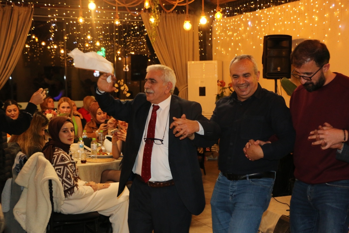Gaziantepliler Dernek Başkanı Mehmet Durak’tan Efsane Urfa Sıra Gecesi Programı Gaziantepli Murat Çelik katılarak Sildim Şarkısı, halaylar eşliğinde muhteşem konser havasında geçti