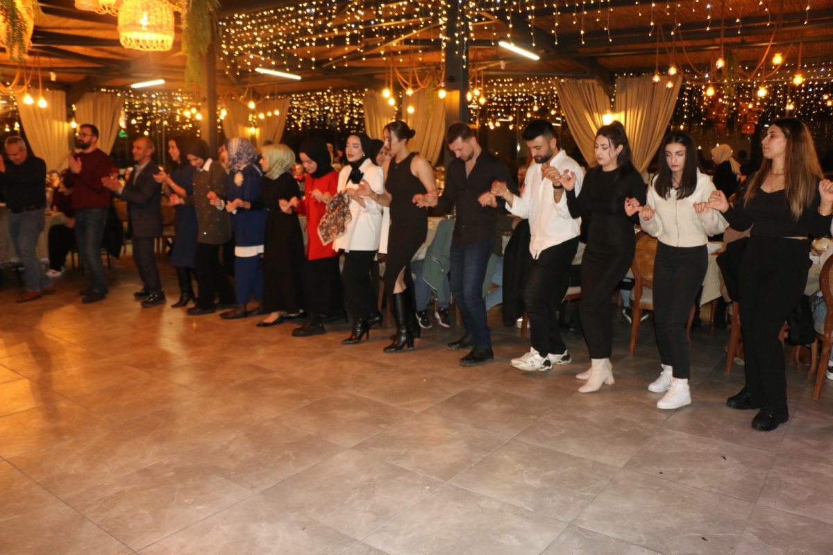 Gaziantepliler Dernek Başkanı Mehmet Durak’tan Efsane Urfa Sıra Gecesi Programı Gaziantepli Murat Çelik katılarak Sildim Şarkısı, halaylar eşliğinde muhteşem konser havasında geçti
