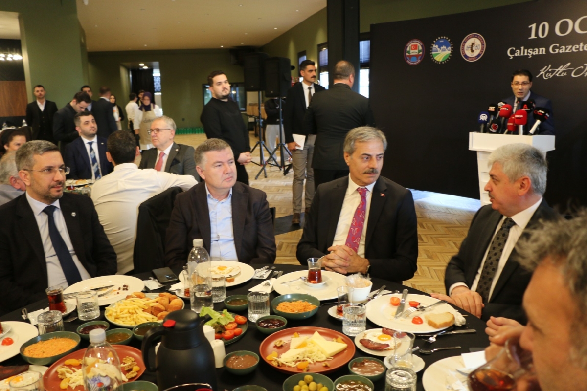 Sakarya'da Birlik ve Beraberlik Mesajı: İktidar ve Sivil Toplum Bir Araya Gelerek 10 Ocak Çalışan Gazeteciler Günü Kutlandı (İŞTE GÜNÜN ÖNE ÇIKAN FOTOĞRAF KARELERİ )
