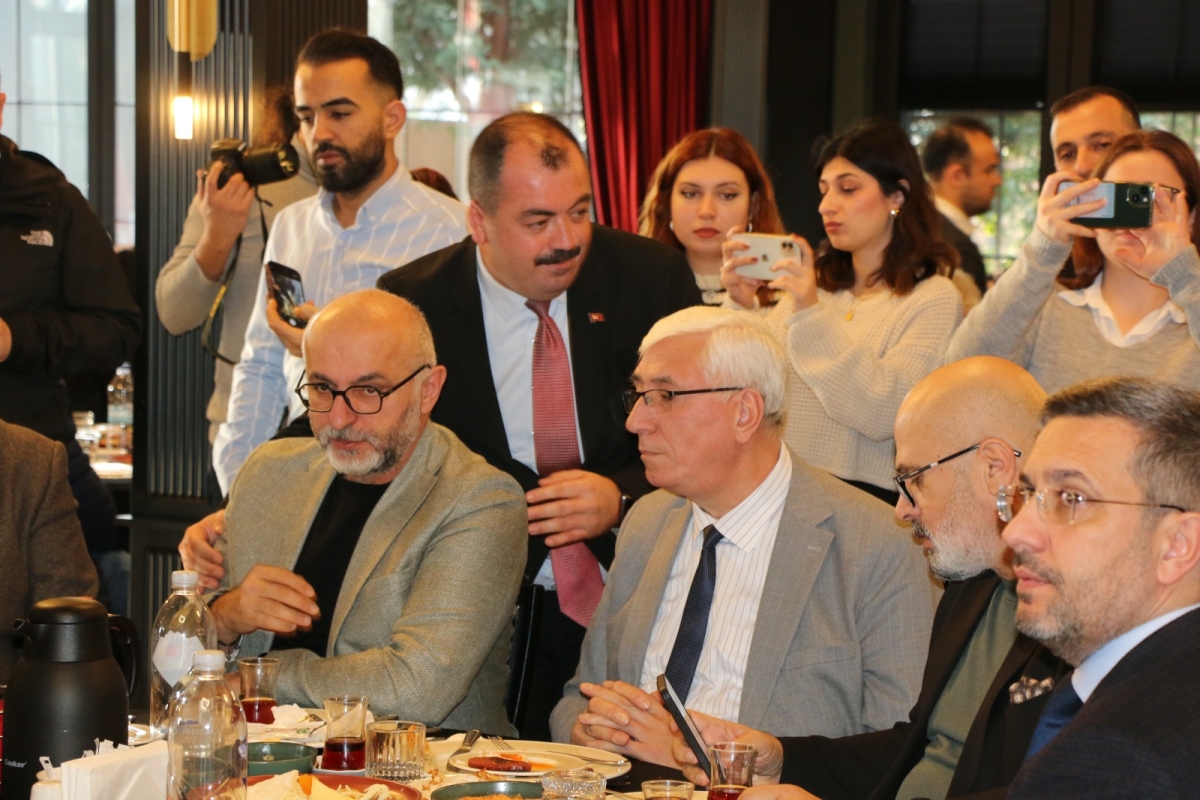 Sakarya'da Birlik ve Beraberlik Mesajı: İktidar ve Sivil Toplum Bir Araya Gelerek 10 Ocak Çalışan Gazeteciler Günü Kutlandı (İŞTE GÜNÜN ÖNE ÇIKAN FOTOĞRAF KARELERİ )