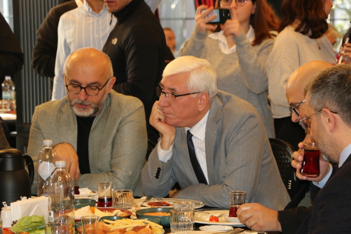 Sakarya'da Birlik ve Beraberlik Mesajı: İktidar ve Sivil Toplum Bir Araya Gelerek 10 Ocak Çalışan Gazeteciler Günü Kutlandı (İŞTE GÜNÜN ÖNE ÇIKAN FOTOĞRAF KARELERİ )