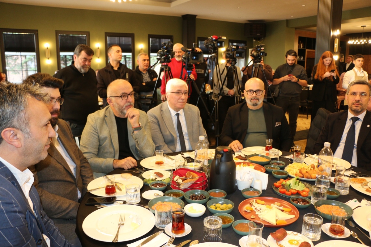 Sakarya'da Birlik ve Beraberlik Mesajı: İktidar ve Sivil Toplum Bir Araya Gelerek 10 Ocak Çalışan Gazeteciler Günü Kutlandı (İŞTE GÜNÜN ÖNE ÇIKAN FOTOĞRAF KARELERİ )