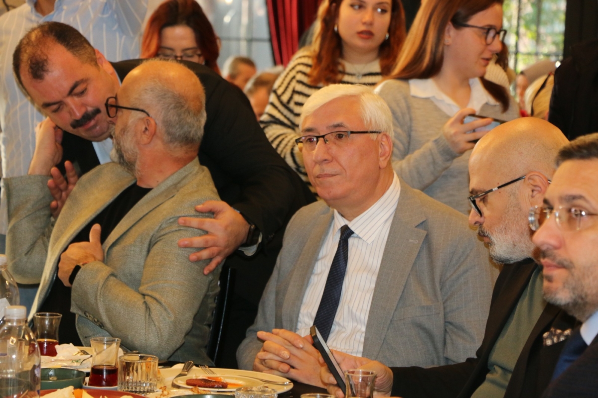 Sakarya'da Birlik ve Beraberlik Mesajı: İktidar ve Sivil Toplum Bir Araya Gelerek 10 Ocak Çalışan Gazeteciler Günü Kutlandı (İŞTE GÜNÜN ÖNE ÇIKAN FOTOĞRAF KARELERİ )