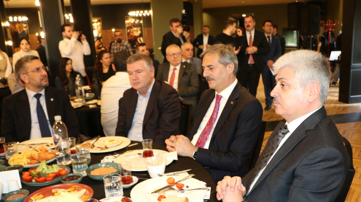 Sakarya'da Birlik ve Beraberlik Mesajı: İktidar ve Sivil Toplum Bir Araya Gelerek 10 Ocak Çalışan Gazeteciler Günü Kutlandı (İŞTE GÜNÜN ÖNE ÇIKAN FOTOĞRAF KARELERİ )