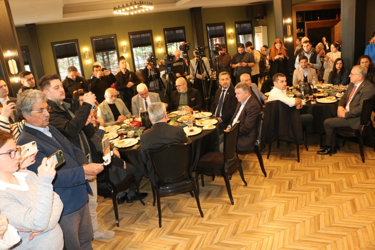 Sakarya'da Birlik ve Beraberlik Mesajı: İktidar ve Sivil Toplum Bir Araya Gelerek 10 Ocak Çalışan Gazeteciler Günü Kutlandı (İŞTE GÜNÜN ÖNE ÇIKAN FOTOĞRAF KARELERİ )