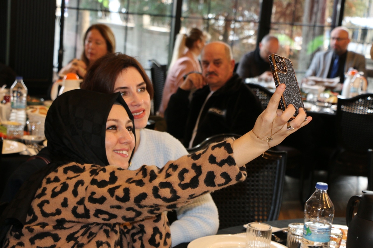 Sakarya'da Birlik ve Beraberlik Mesajı: İktidar ve Sivil Toplum Bir Araya Gelerek 10 Ocak Çalışan Gazeteciler Günü Kutlandı (İŞTE GÜNÜN ÖNE ÇIKAN FOTOĞRAF KARELERİ )