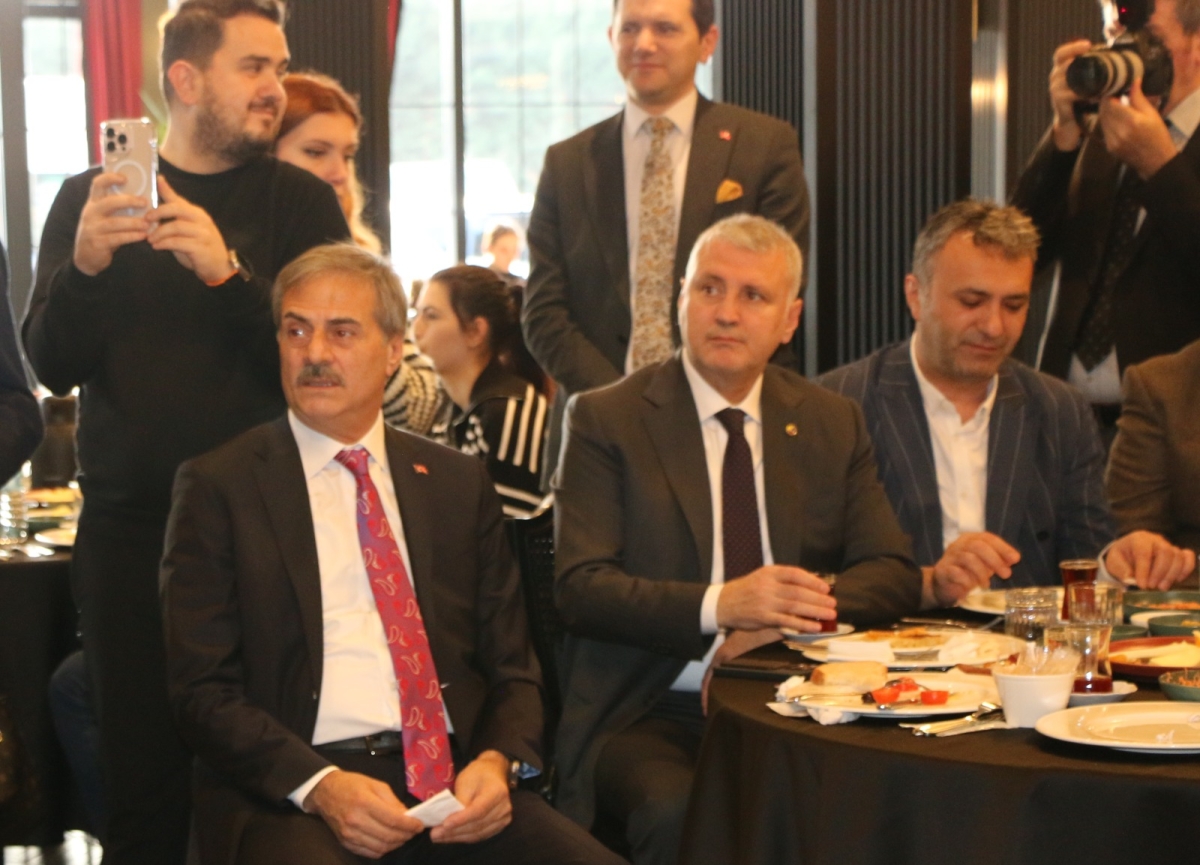 Sakarya'da Birlik ve Beraberlik Mesajı: İktidar ve Sivil Toplum Bir Araya Gelerek 10 Ocak Çalışan Gazeteciler Günü Kutlandı (İŞTE GÜNÜN ÖNE ÇIKAN FOTOĞRAF KARELERİ )