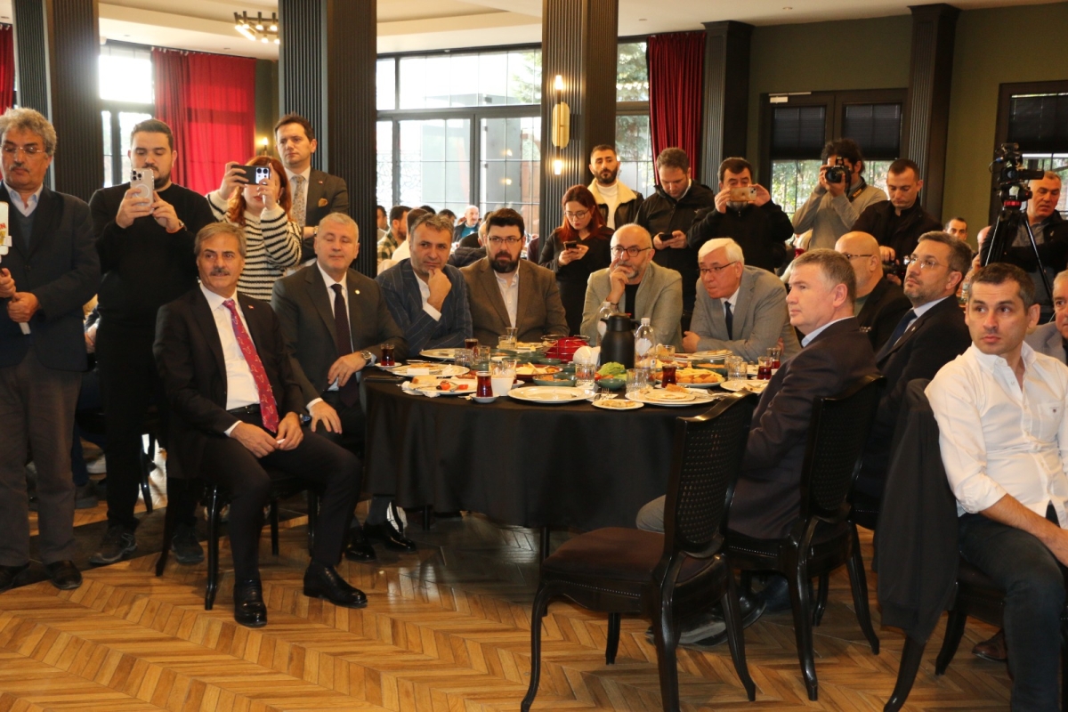 Sakarya'da Birlik ve Beraberlik Mesajı: İktidar ve Sivil Toplum Bir Araya Gelerek 10 Ocak Çalışan Gazeteciler Günü Kutlandı (İŞTE GÜNÜN ÖNE ÇIKAN FOTOĞRAF KARELERİ )