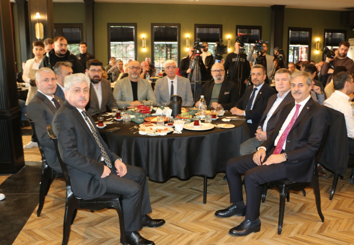Sakarya'da Birlik ve Beraberlik Mesajı: İktidar ve Sivil Toplum Bir Araya Gelerek 10 Ocak Çalışan Gazeteciler Günü Kutlandı (İŞTE GÜNÜN ÖNE ÇIKAN FOTOĞRAF KARELERİ )