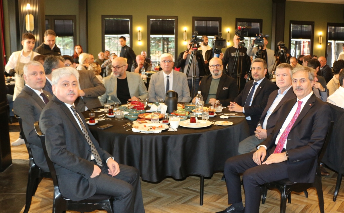 Sakarya'da Birlik ve Beraberlik Mesajı: İktidar ve Sivil Toplum Bir Araya Gelerek 10 Ocak Çalışan Gazeteciler Günü Kutlandı (İŞTE GÜNÜN ÖNE ÇIKAN FOTOĞRAF KARELERİ )