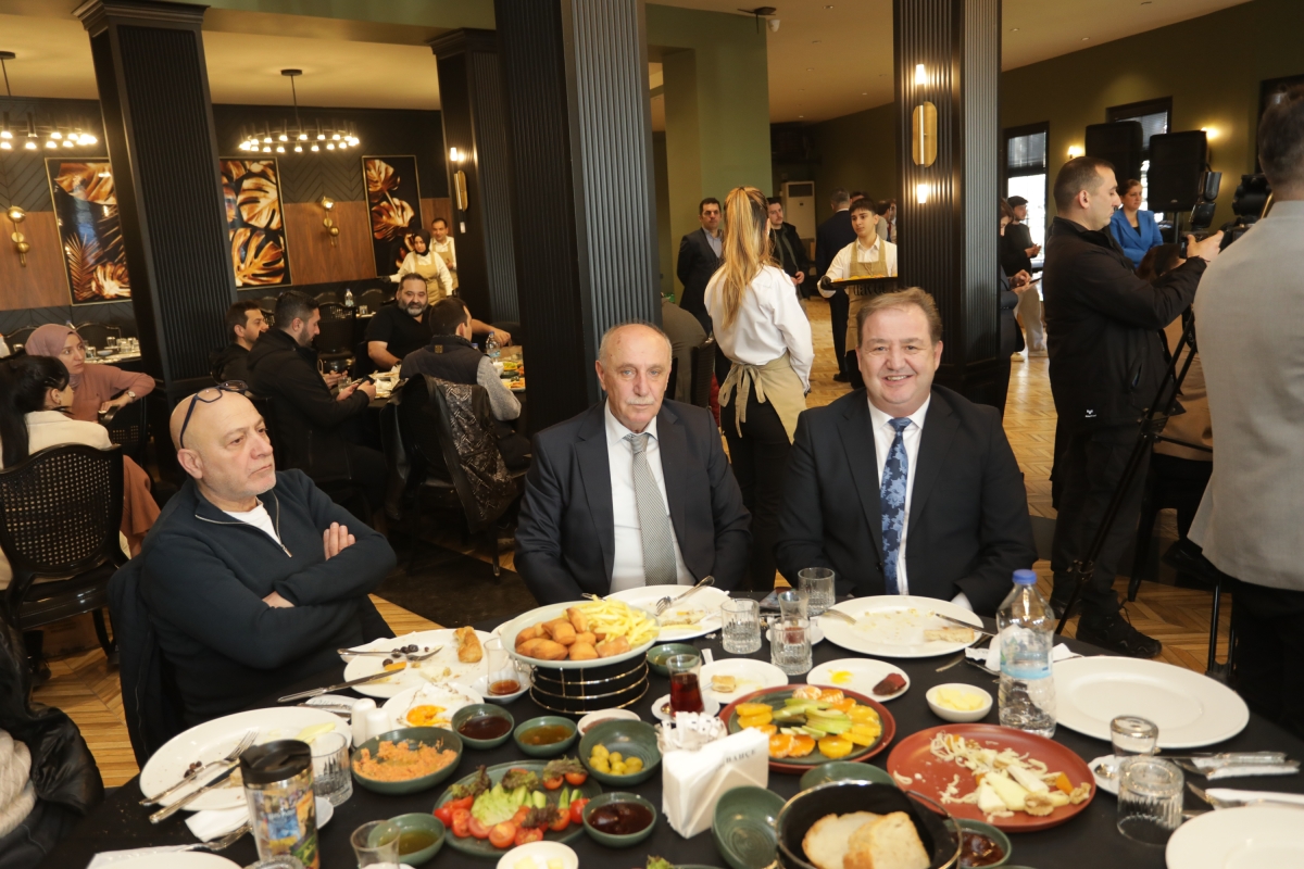 Sakarya'da Birlik ve Beraberlik Mesajı: İktidar ve Sivil Toplum Bir Araya Gelerek 10 Ocak Çalışan Gazeteciler Günü Kutlandı (İŞTE GÜNÜN ÖNE ÇIKAN FOTOĞRAF KARELERİ )