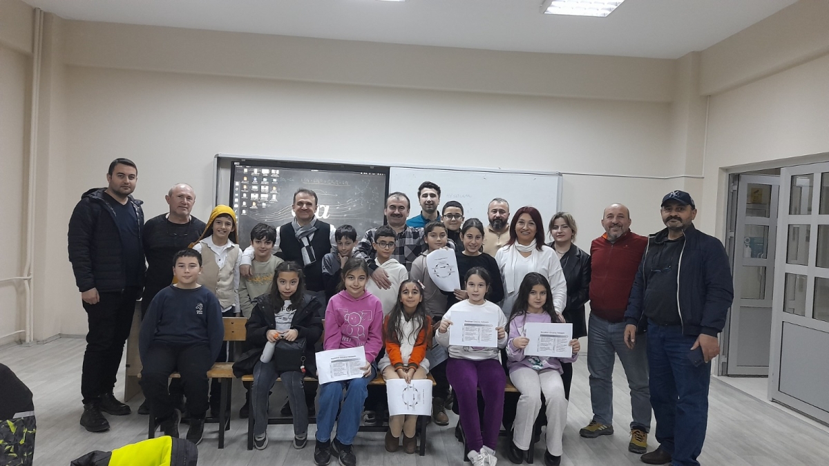 Sinop BİLSEM’de akademisyenler, öğretmenler ve öğrenciler bir araya geldi. Dönemin son günü, Sinop Bilim ve Sanat Merkezi (BİLSEM), Yozgat Bozok Üniversitesi öğretim üyelerinden Prof. Dr. Mustafa Böyükata ve Prof. Dr. Hamdi