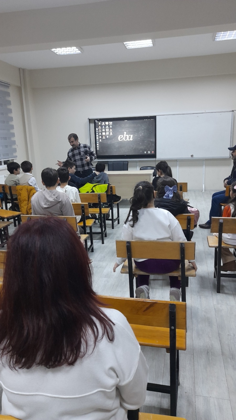 Sinop BİLSEM’de akademisyenler, öğretmenler ve öğrenciler bir araya geldi. Dönemin son günü, Sinop Bilim ve Sanat Merkezi (BİLSEM), Yozgat Bozok Üniversitesi öğretim üyelerinden Prof. Dr. Mustafa Böyükata ve Prof. Dr. Hamdi