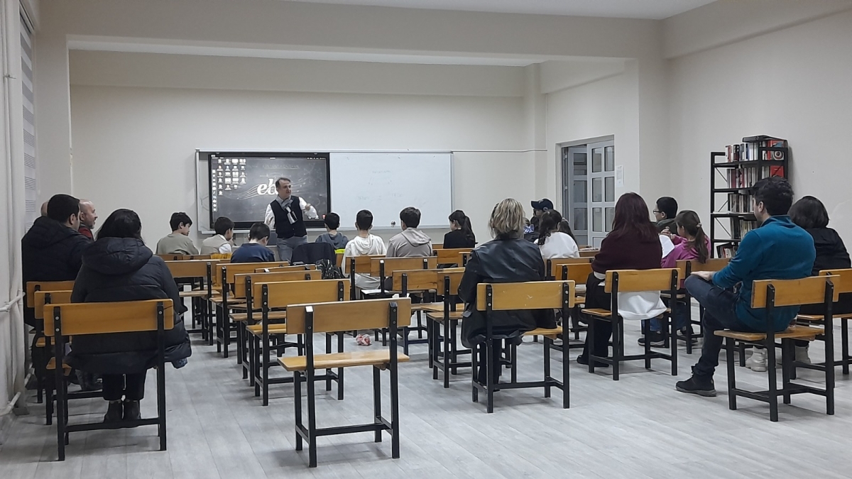 Sinop BİLSEM’de akademisyenler, öğretmenler ve öğrenciler bir araya geldi. Dönemin son günü, Sinop Bilim ve Sanat Merkezi (BİLSEM), Yozgat Bozok Üniversitesi öğretim üyelerinden Prof. Dr. Mustafa Böyükata ve Prof. Dr. Hamdi